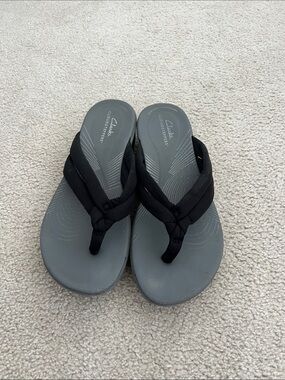 Clarks Black and Gray Cloudsteppers Thong Sandals
